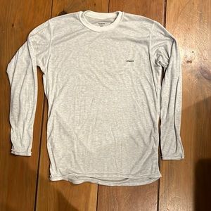 Men’s Patagonia lightweight crewneck in heather gray with white ribbed color.